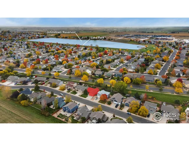 a black and white photo of a room