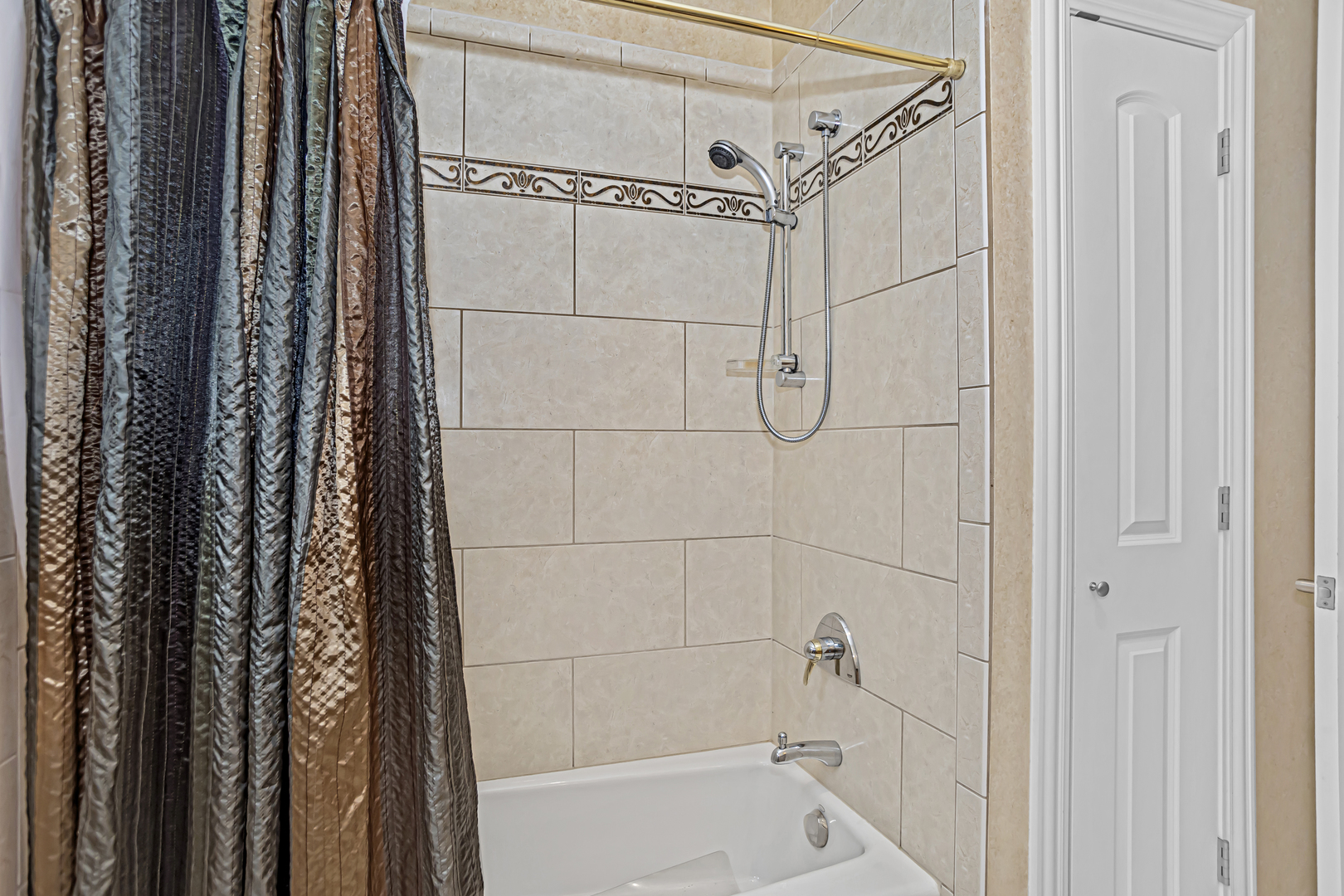8040 West Charmaine Road Norridge, IL 60706 - Photo 10 of 62 a bathroom with a shower and a tub