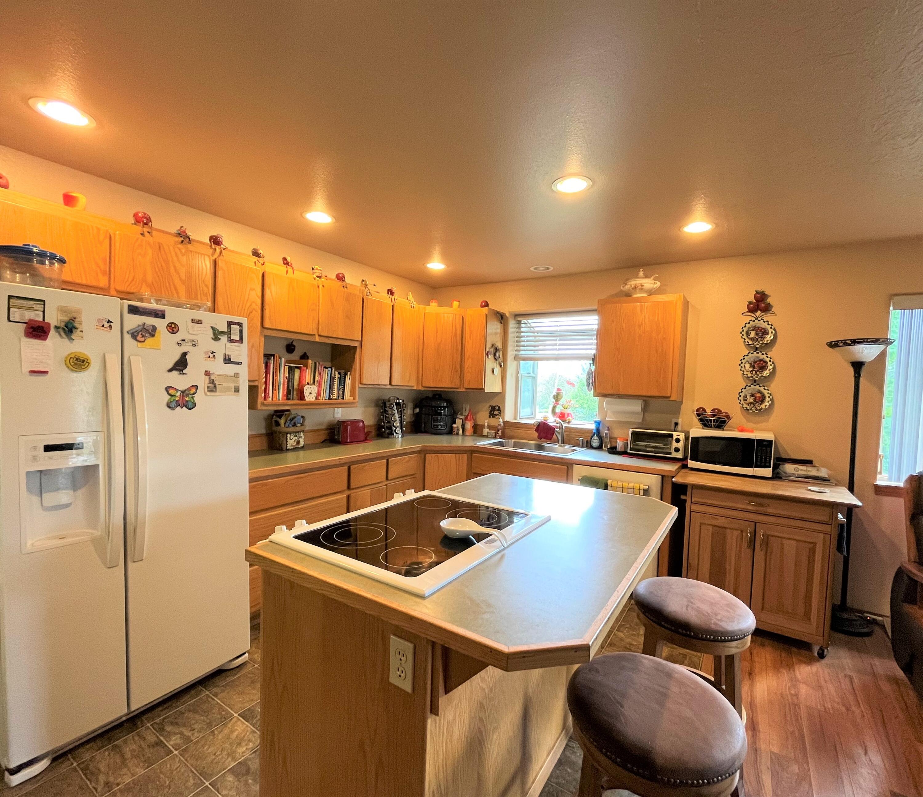 2825 Northeast Yellowpine Road Prineville, OR 97754 - Photo 7 of 25 Kitchen (pic1)