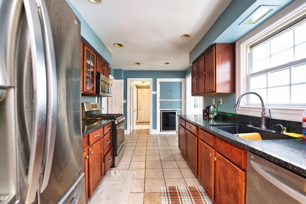 247 Albany Street Fall River, MA 02720 - Photo 7 of 37