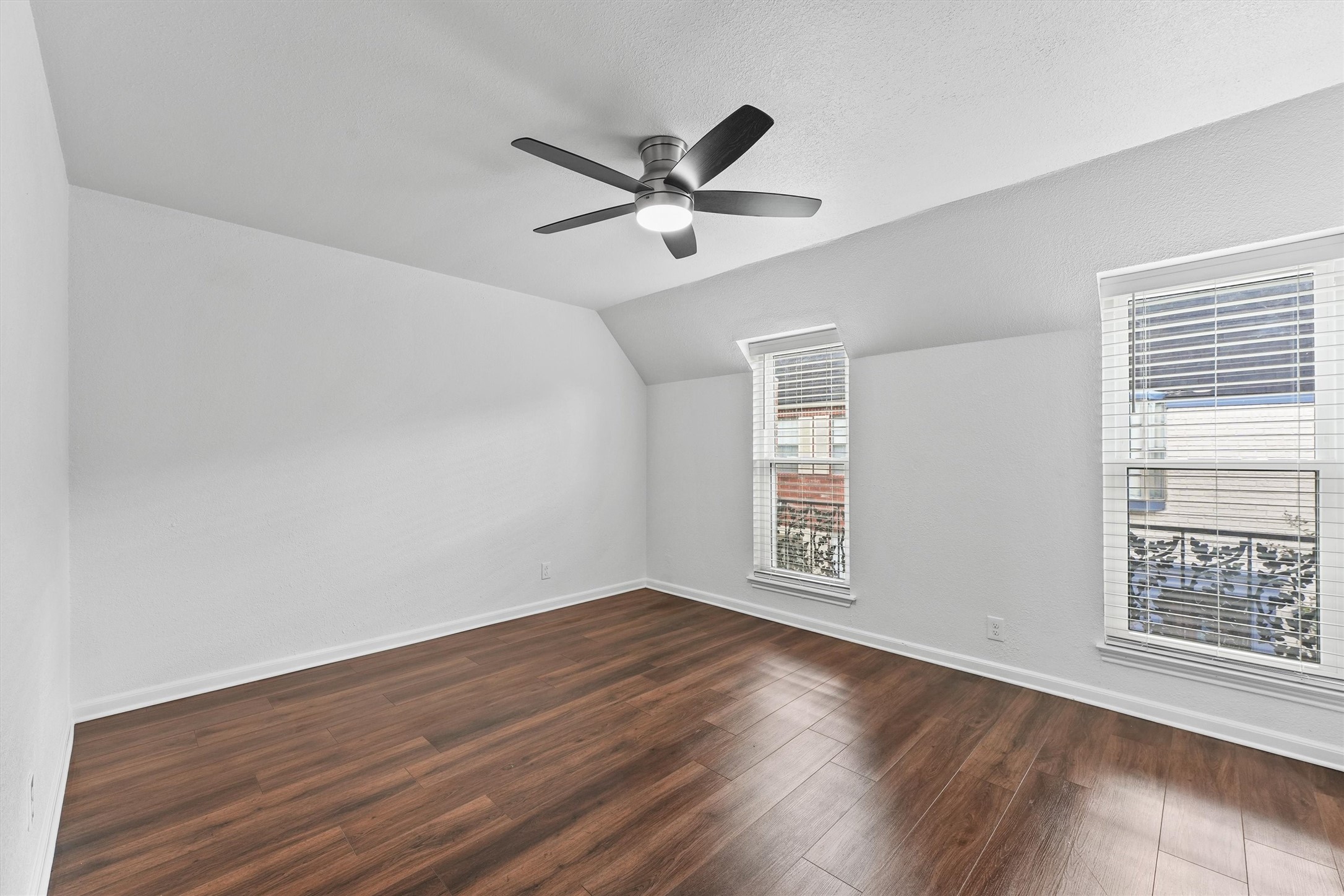 11550 Chimney Rock Road, Unit 536 Houston, TX 77035 - Photo 14 of 28 Primary bedroom with natural lighting