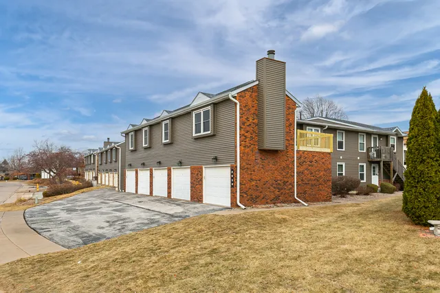 $184,900 | 2514 East 51st Street, Unit E, Davenport, IA 52807