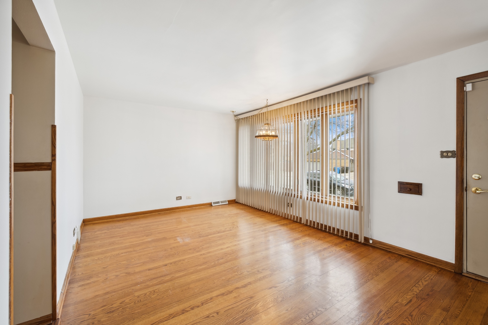 6741 West 59th Street Chicago, IL 60638 - Photo 4 of 16 a view of an empty room with glass door