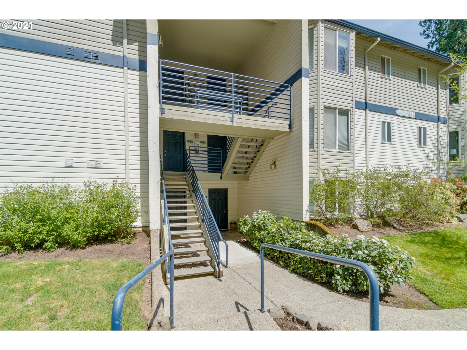 5142 Southwest Multnomah Boulevard, Unit J Portland, OR 97219 - Photo 3 of 31 Gallery Image 3