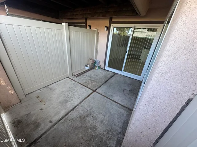 a view of a back yard