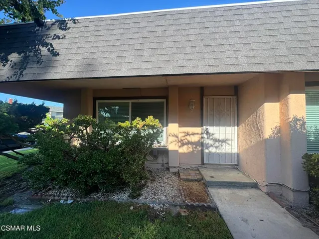 a view of a house with backyard and garden