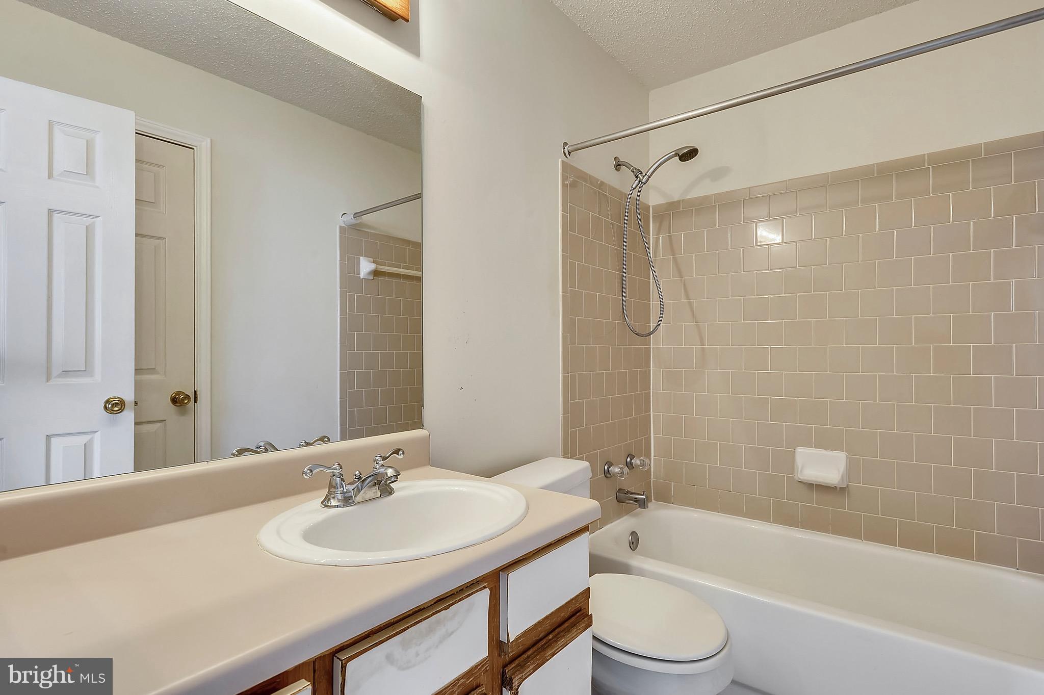 21023 Timber Ridge Terrace, Unit 304 Ashburn, VA 20147 - Photo 19 of 25 Bath (Master)