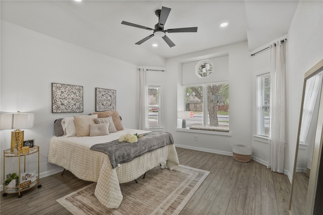 5409 Timbergate Drive Corpus Christi, TX 78413 - Photo 16 of 29 a living room with a bed furniture and a window
