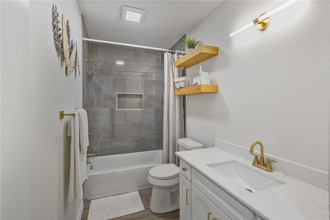 5409 Timbergate Drive Corpus Christi, TX 78413 - Photo 24 of 29 a bathroom with a sink a toilet and shower