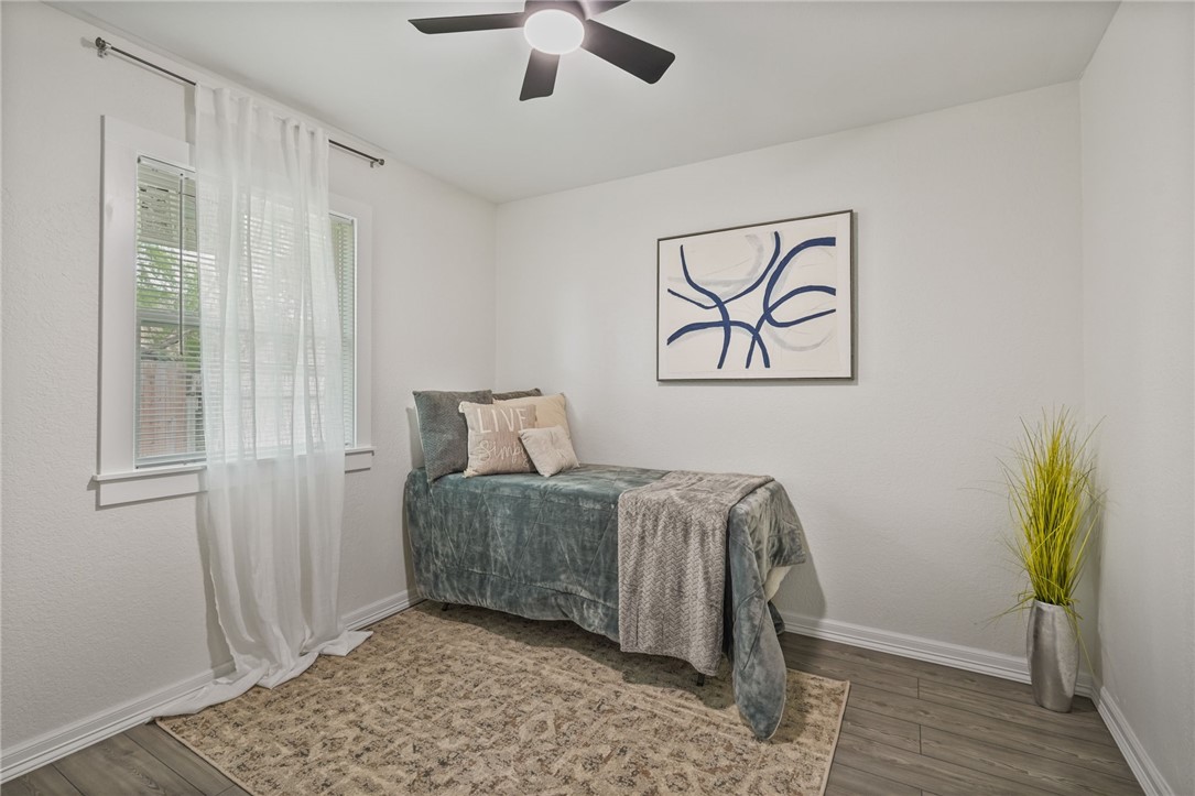 5409 Timbergate Drive Corpus Christi, TX 78413 - Photo 25 of 29 a living room with furniture and a window