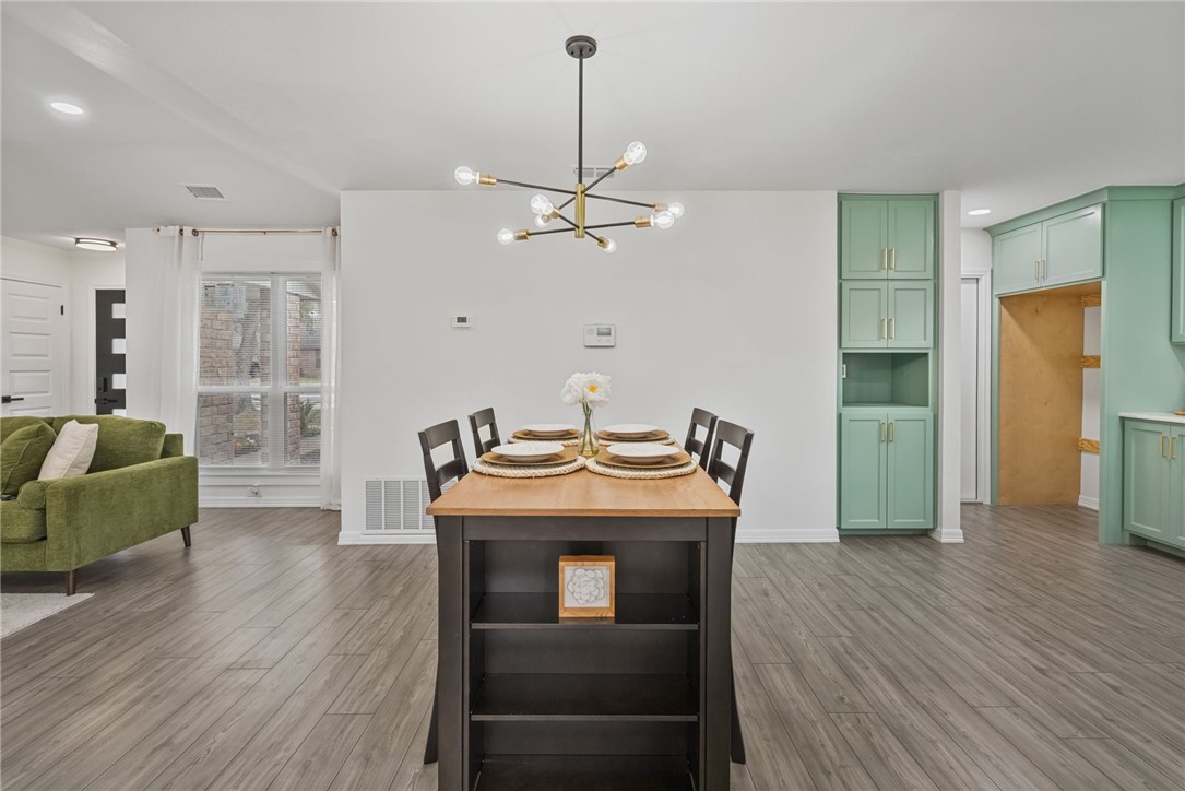 5409 Timbergate Drive Corpus Christi, TX 78413 - Photo 10 of 29 a view of a livingroom with furniture and a ceiling fan