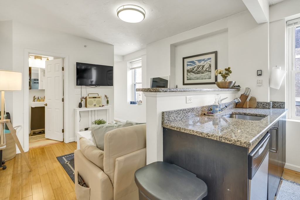 35 North Margin Street, Unit 4 Boston, MA 02113 - Photo 3 of 20
