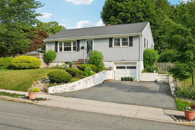 $549,000 | 17 Maplewood Boulevard, Suffern, NY 10901