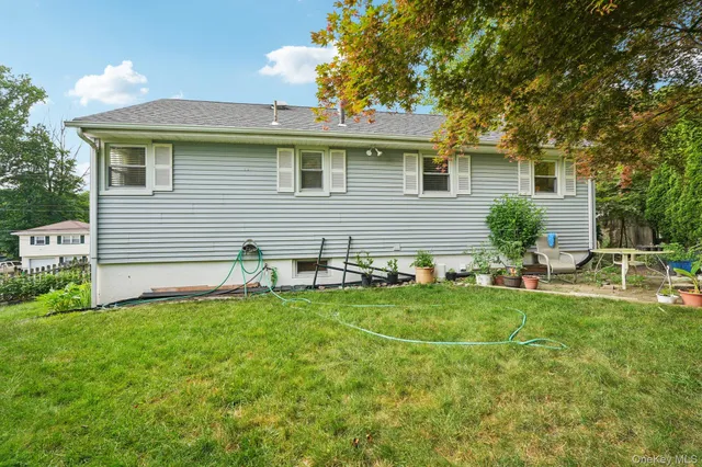 a view of a house with backyard