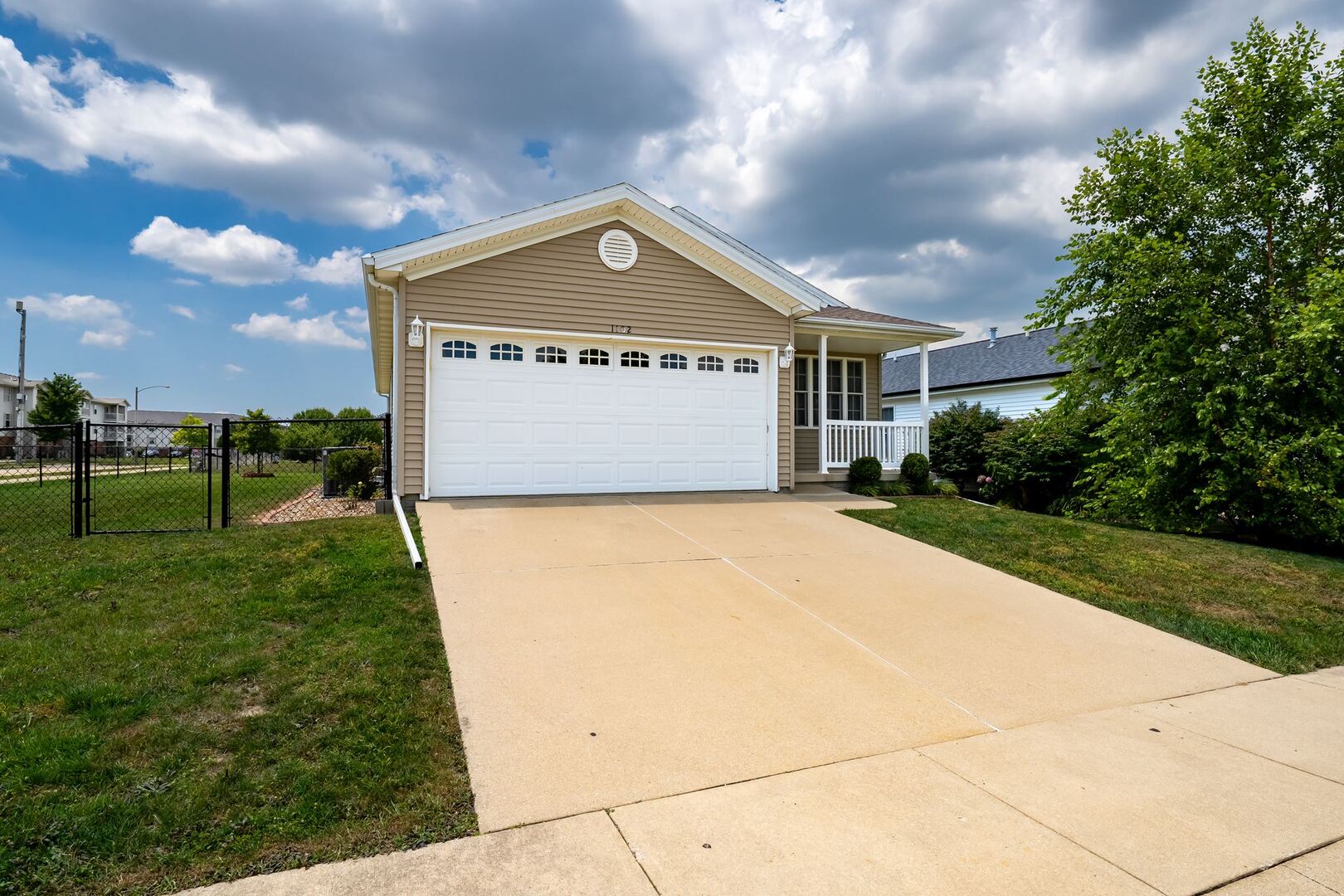 1102 Rader Run Bloomington, IL 61704 - Photo 3 of 32