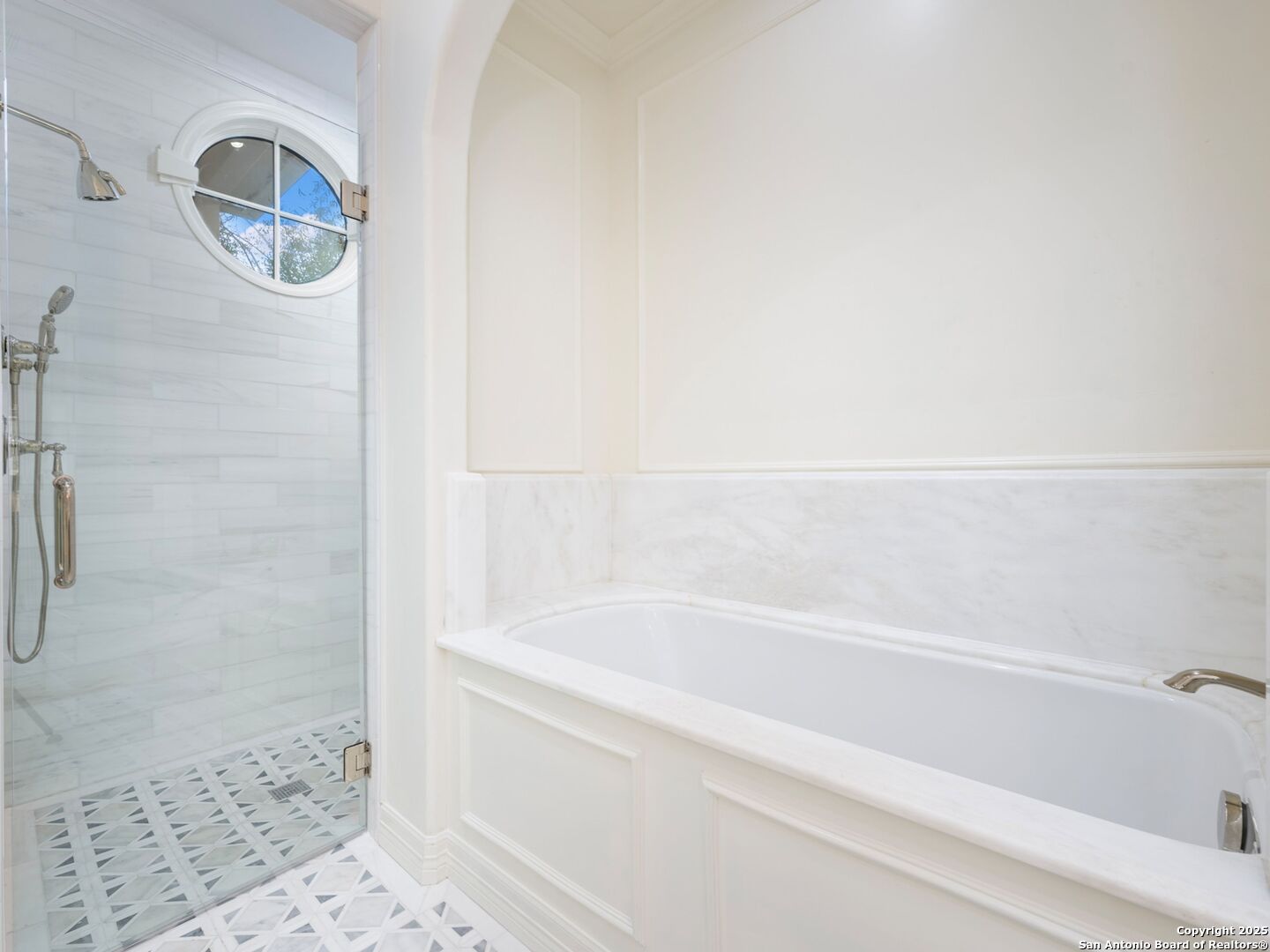 160 Burr Road San Antonio, TX 78209 - Photo 35 of 60 a bathroom with a bathtub