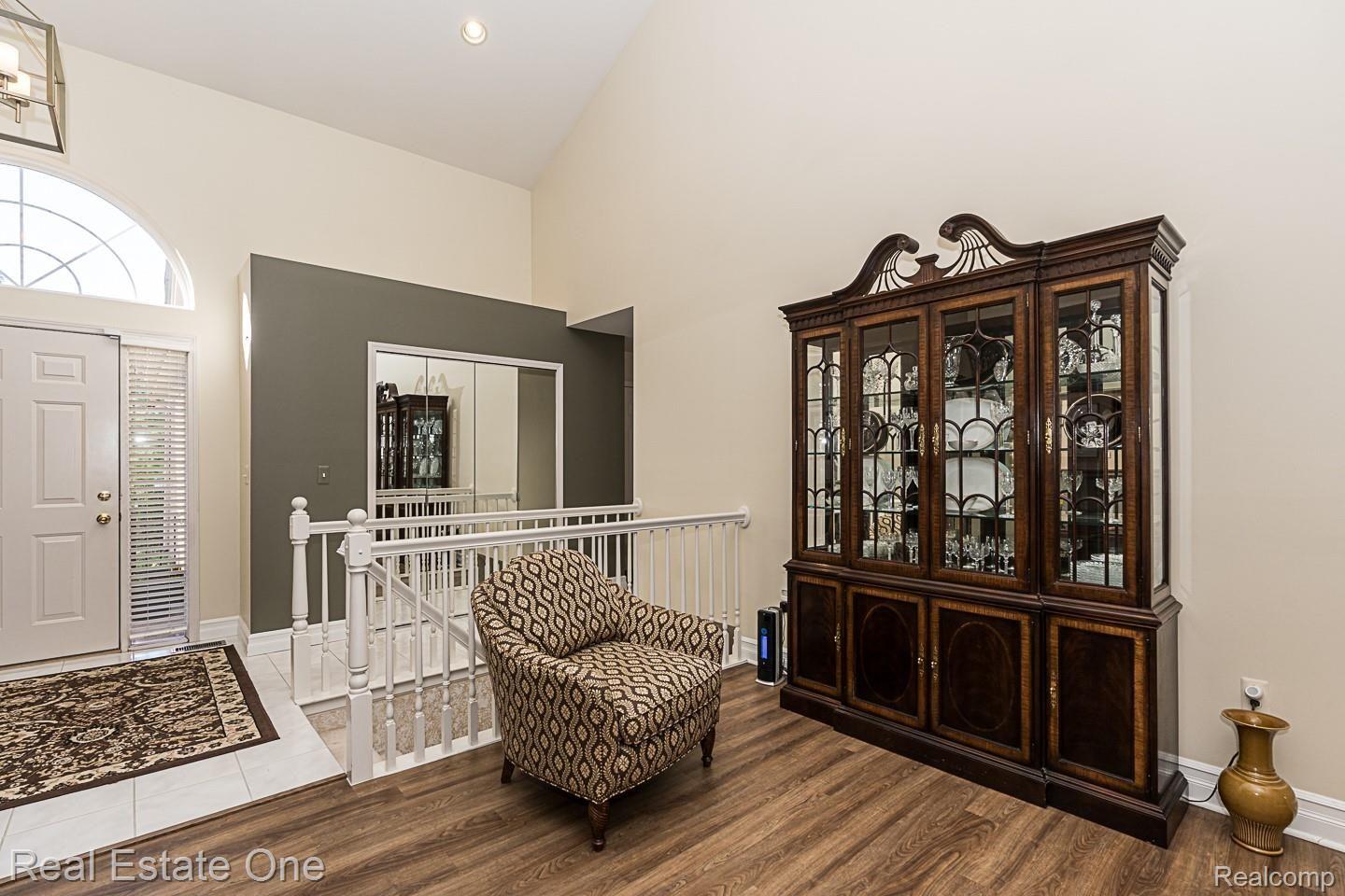1054 Churchill Circle, Unit 26 Rochester, MI 48307 - Photo 4 of 29 Foyer and staircase to L/L