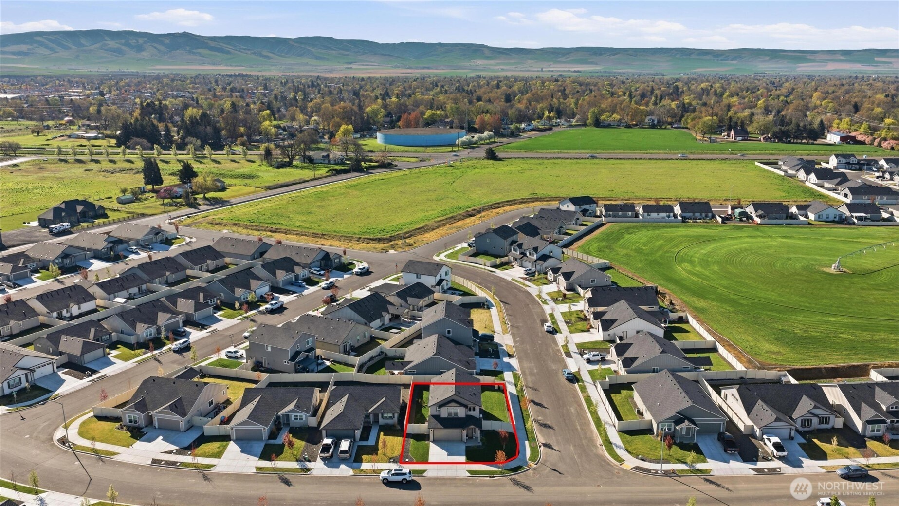 1106 Ava Street Walla Walla, WA 99362 - Photo 34 of 39 a view of a city with lawn chairs