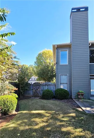a view of a house with backyard and garden