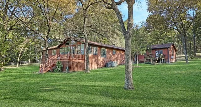 a view of a house with backyard and garden