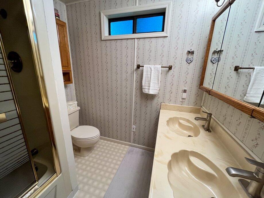 5591 Pleasant View Drive Anderson, CA 96007 - Photo 12 of 19 Master Bath