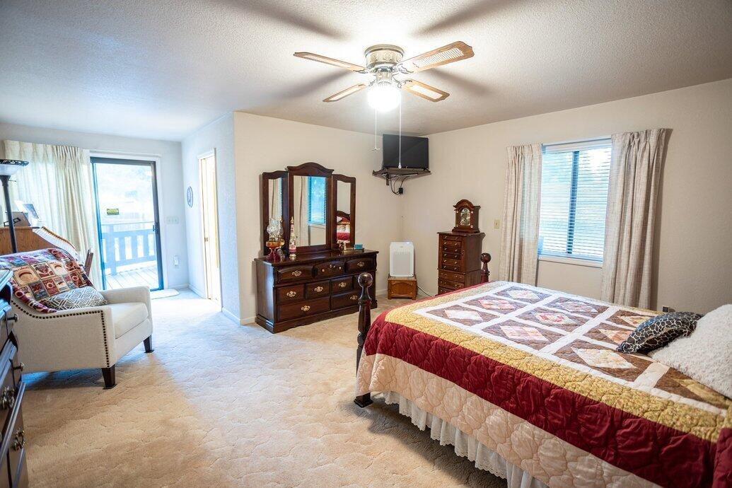 5591 Pleasant View Drive Anderson, CA 96007 - Photo 10 of 19 Master suite