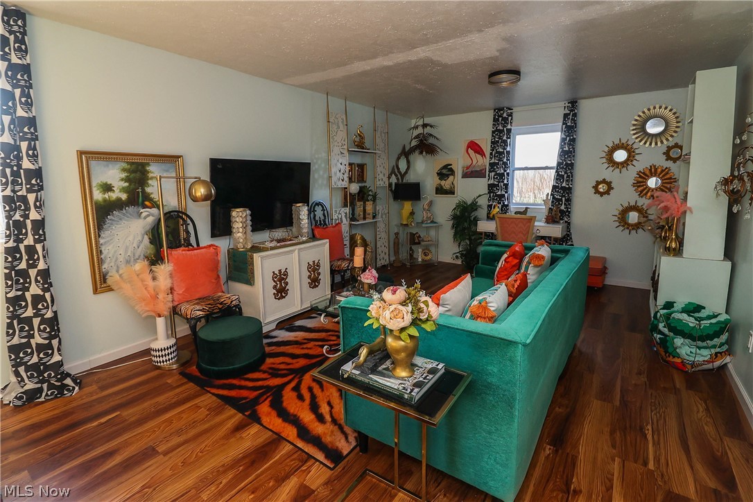 15055 Sisson Road Chardon, OH 44024 - Photo 2 of 40 Living room