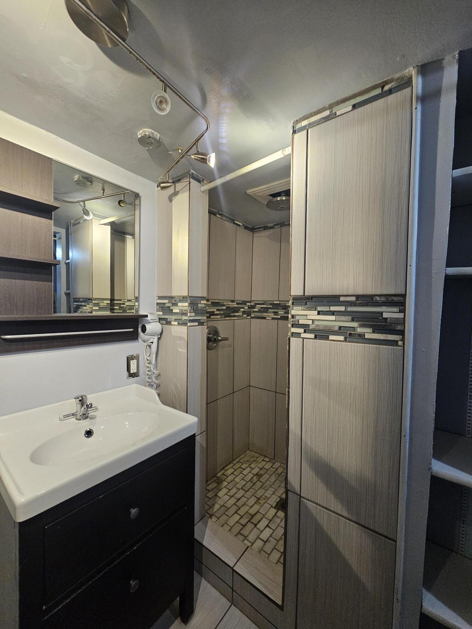 3049 South Hanson Avenue Milwaukee, WI 53207 - Photo 12 of 21 4975