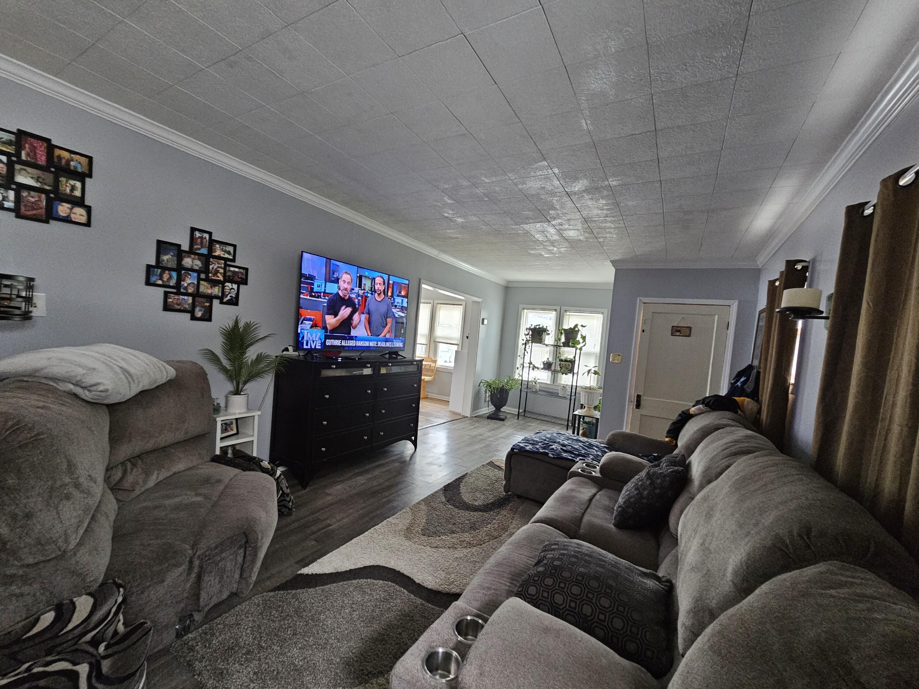 3049 South Hanson Avenue Milwaukee, WI 53207 - Photo 9 of 21 4980