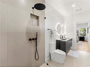 1030 Coleman Street Southwest Atlanta, GA 30310 - Photo 27 of 42 a view of bathroom with a tub and mirror