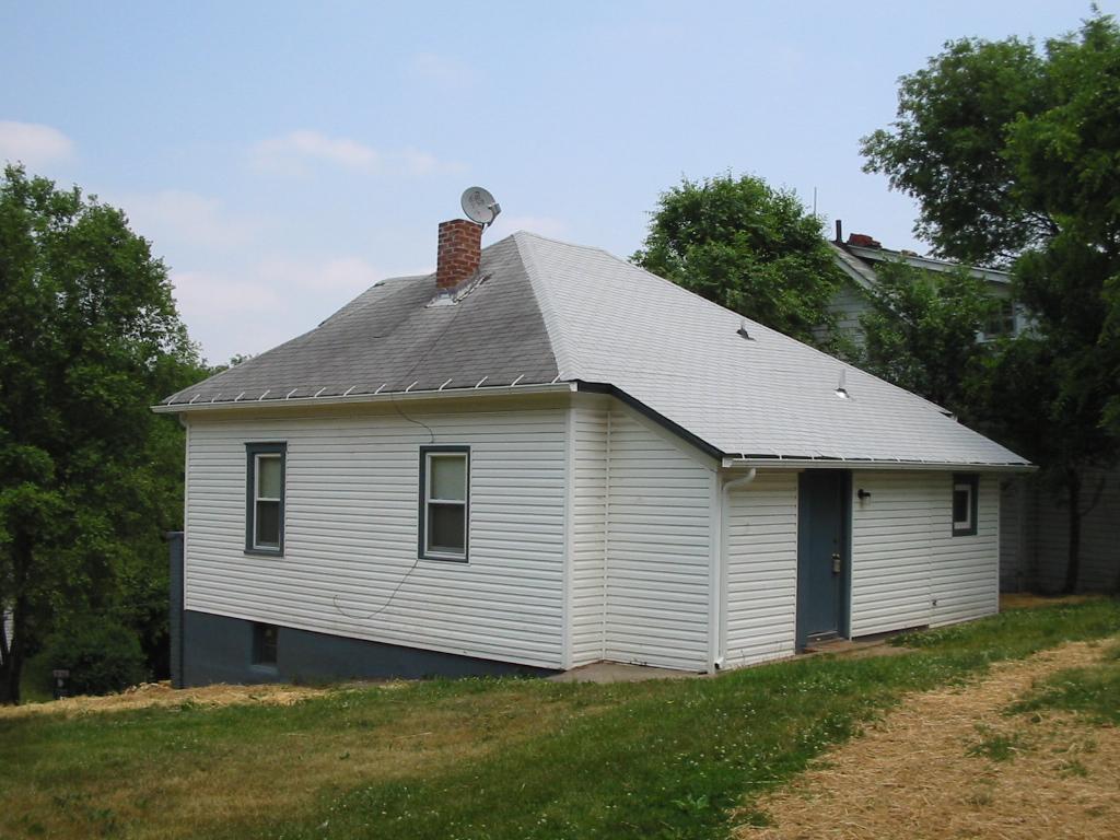 610 Rutherford Avenue Northwest Roanoke, VA 24016 - Photo 2 of 2 a front view of a house with garden