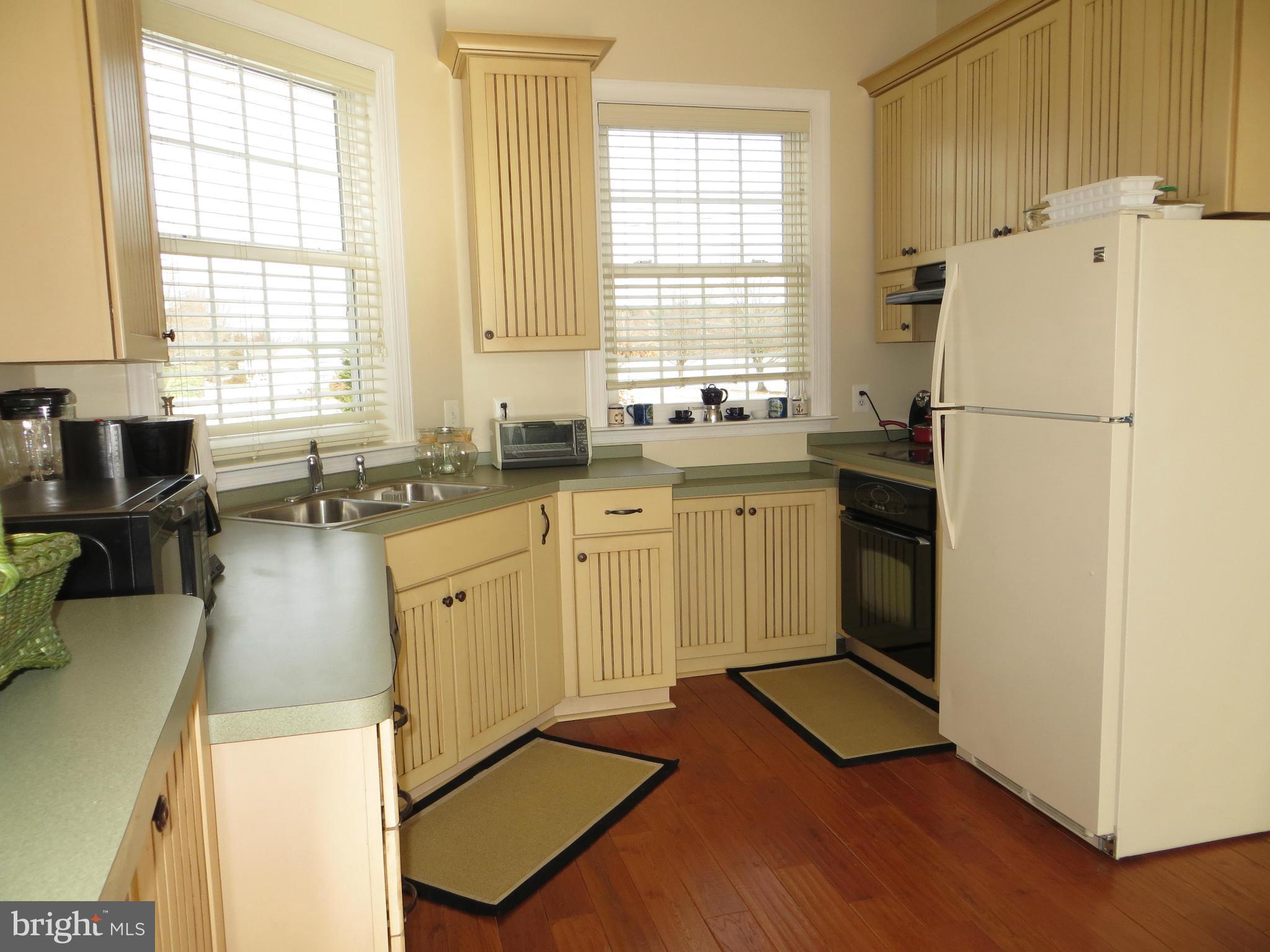KITCHEN HAS BREAKFAST BAR