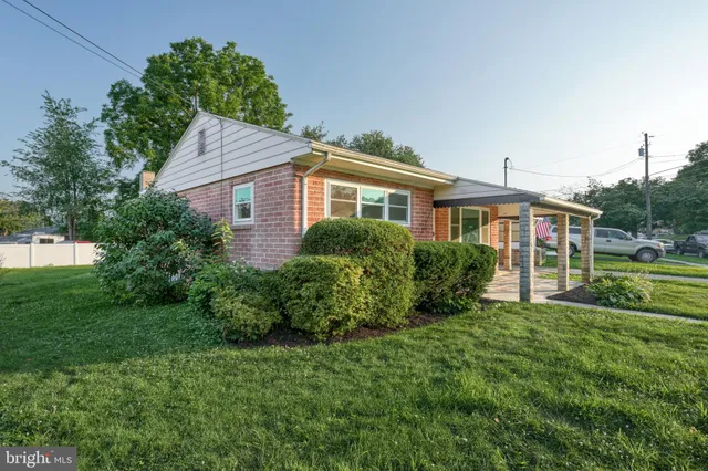 a view of a house with a yard