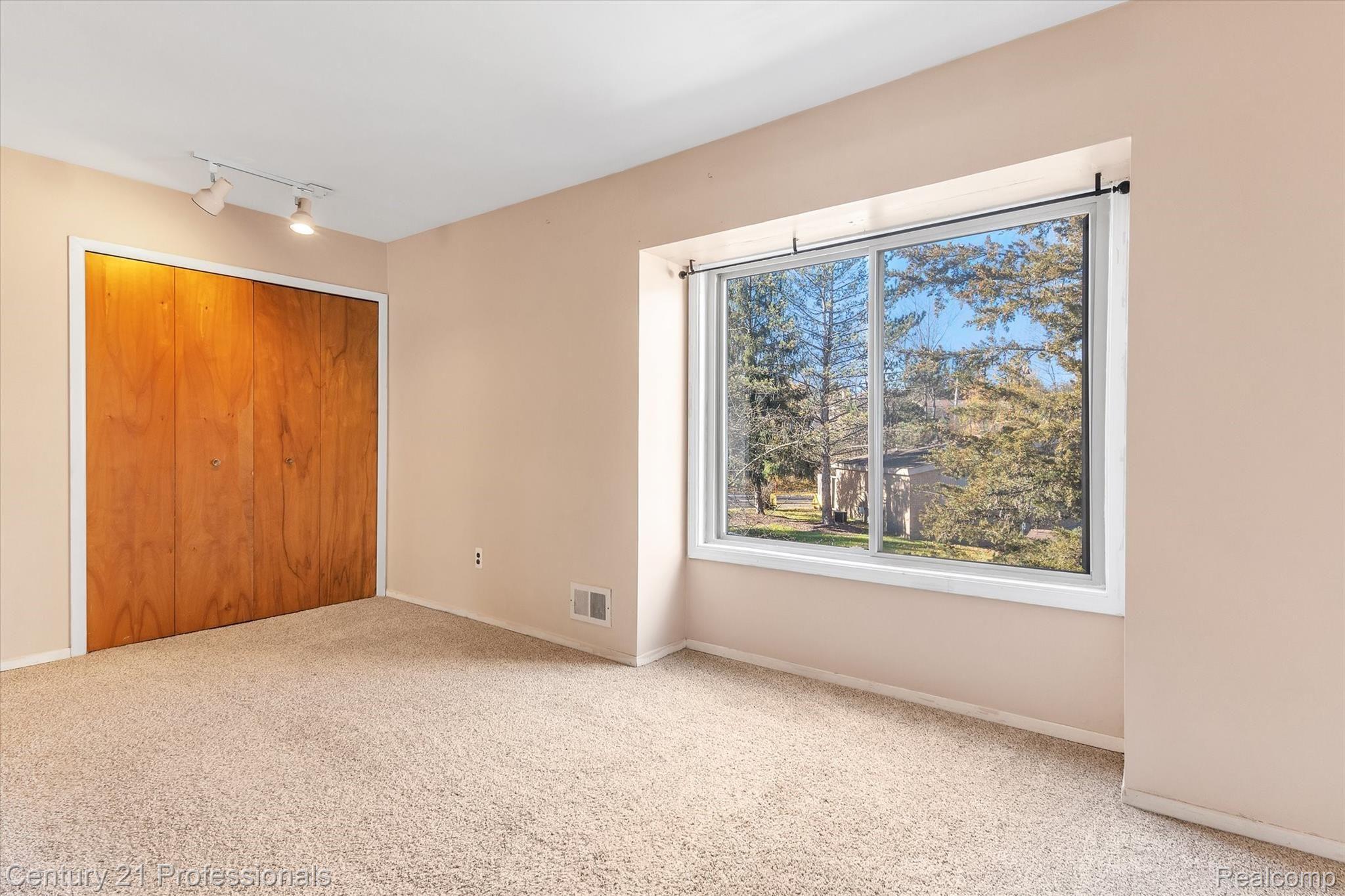 637 Oakbrook West Rochester, MI 48307 - Photo 24 of 45 33-637-Oakbrook-WindowStill-Real-Estate-Photography-34.jpg