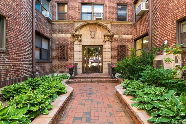 $2,800 | 7 Bond Street, Unit 3J, Great Neck, NY 11021