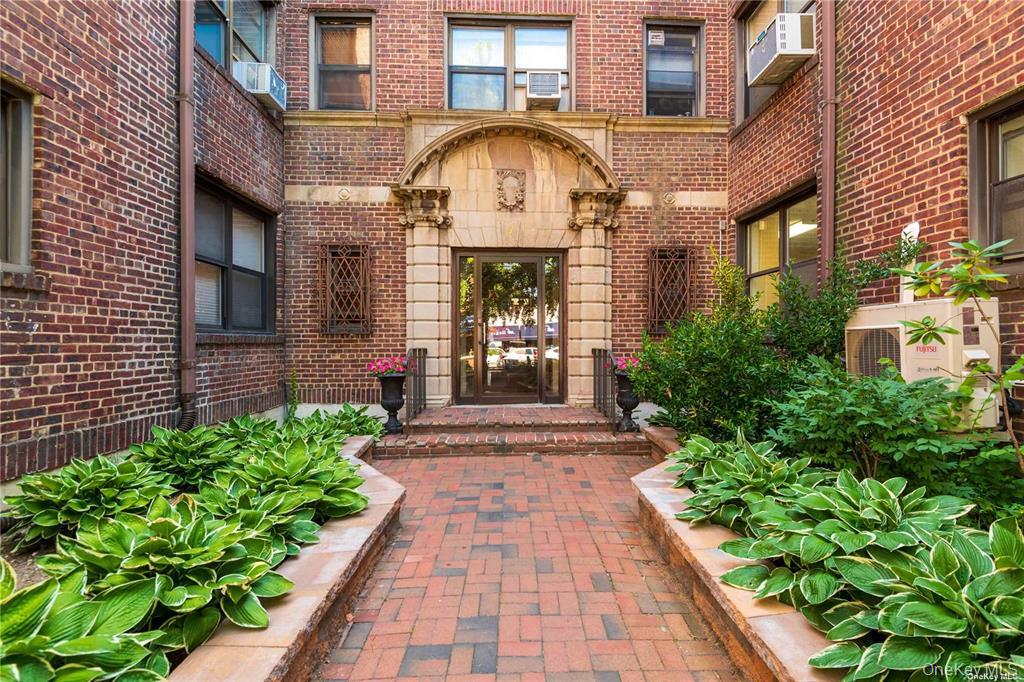 7 Bond Street, Unit 3J Great Neck, NY 11021 - Photo 2 of 10 a front view of a house
