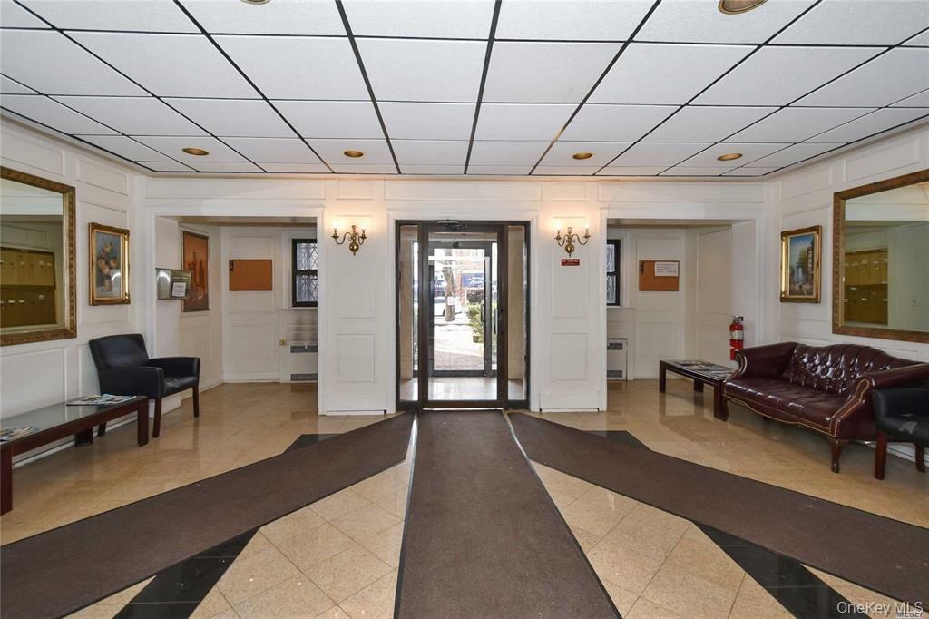 7 Bond Street, Unit 3J Great Neck, NY 11021 - Photo 3 of 10 a living room with furniture
