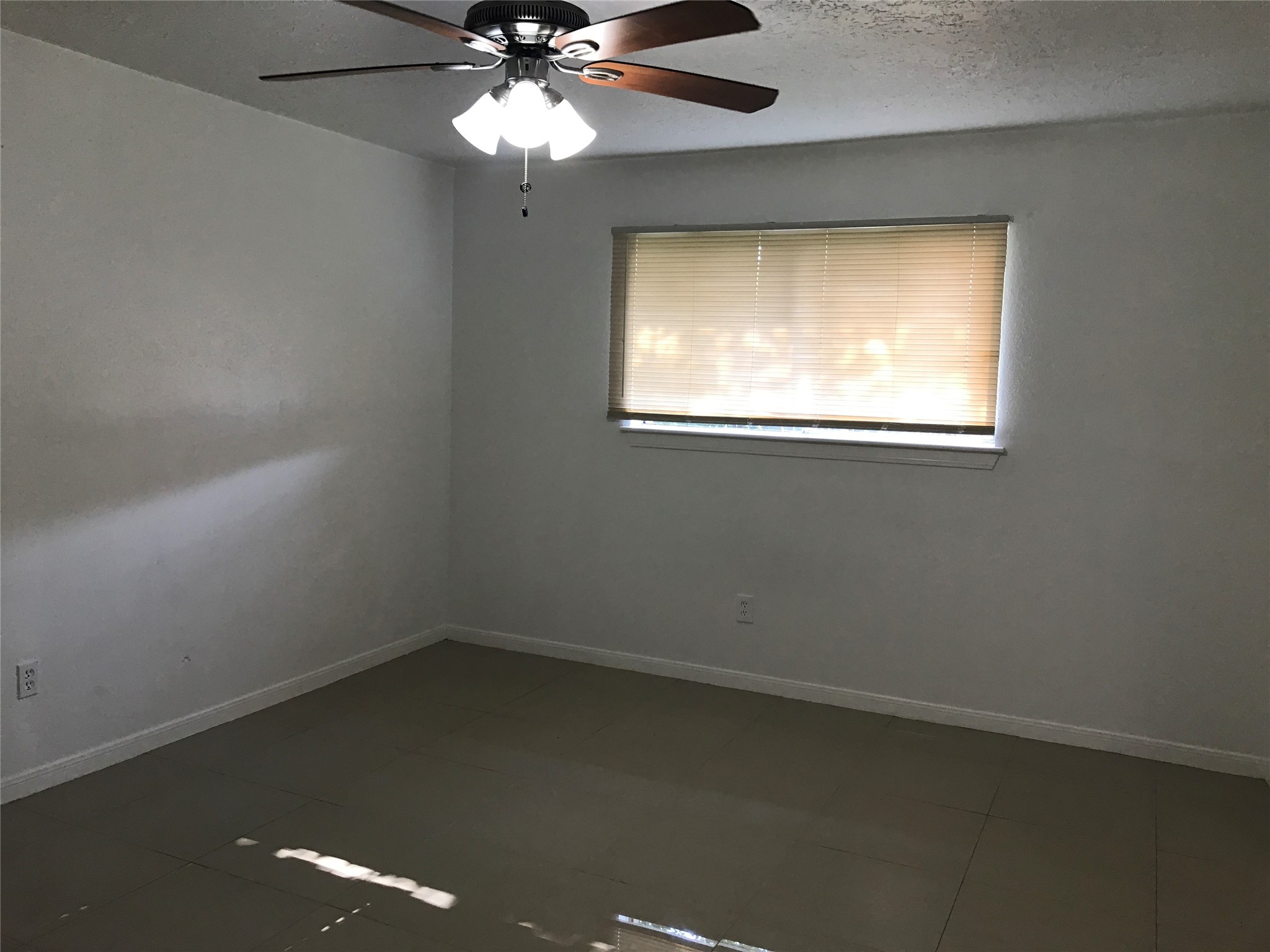 727 Doncrest Street Channelview, TX 77530 - Photo 18 of 40 an empty room with a window