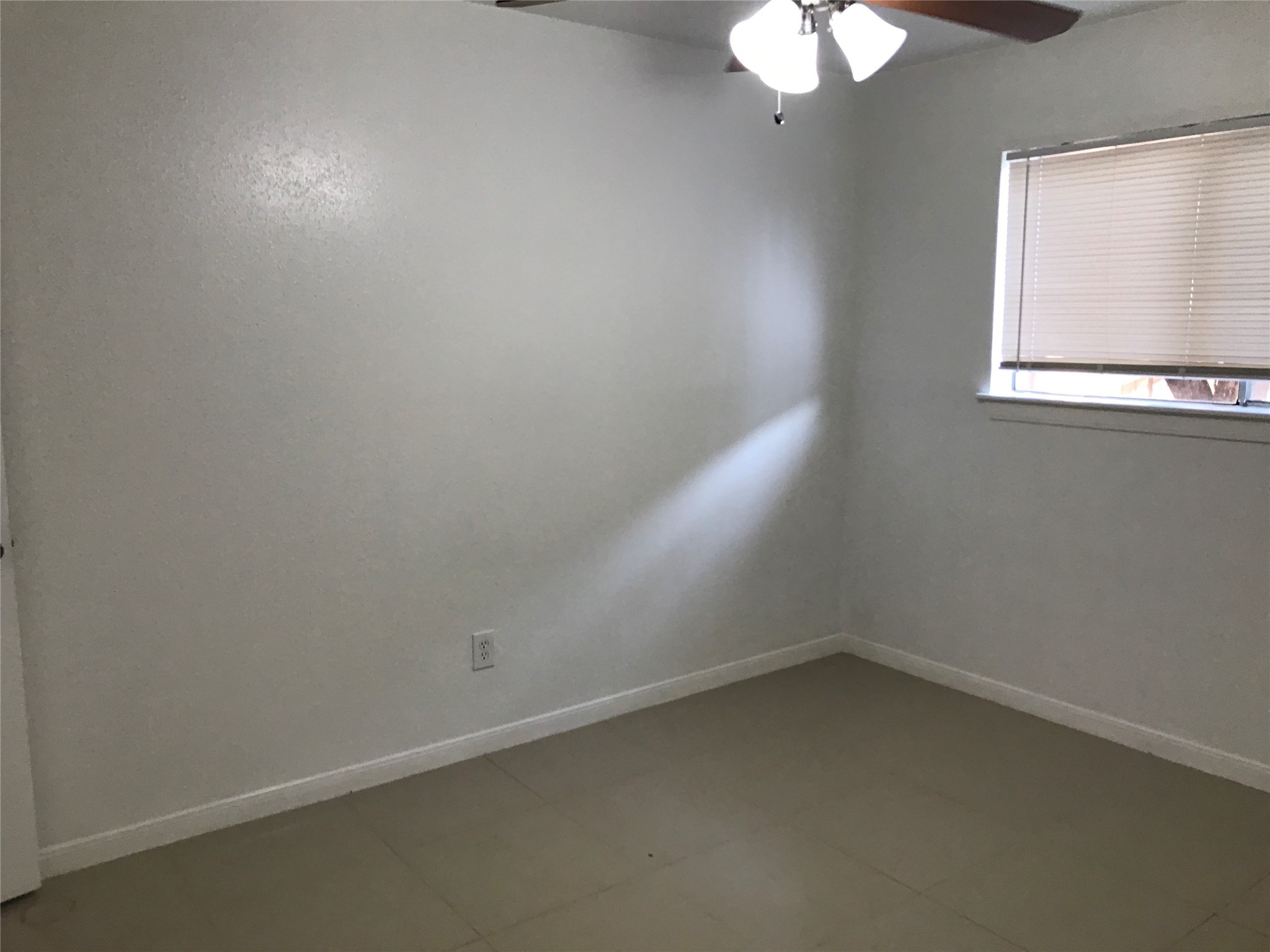727 Doncrest Street Channelview, TX 77530 - Photo 19 of 40 an empty room with a window