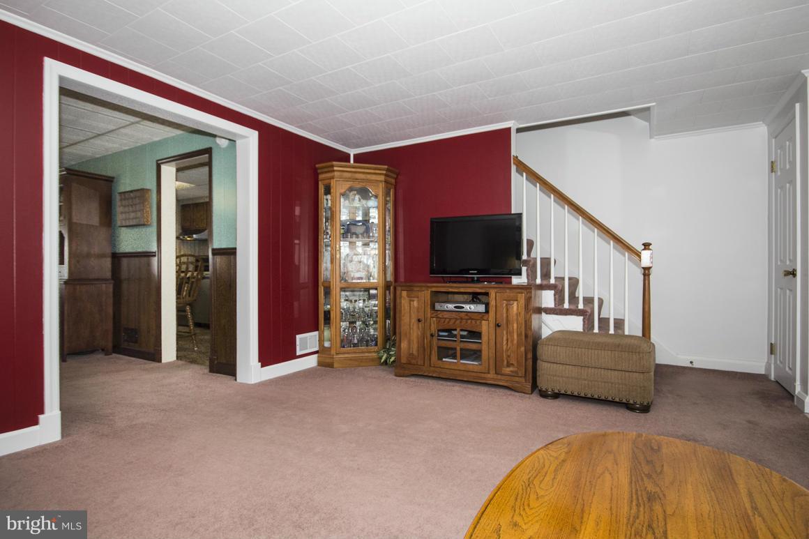 1832 Dunmere Road Dundalk, MD 21222 - Photo 10 of 30 Living Room