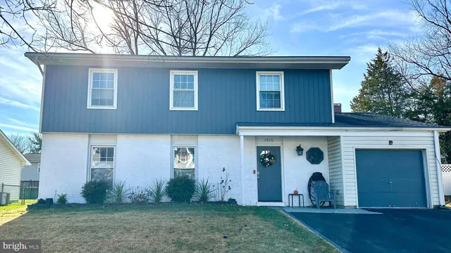 a view of a house with backyard