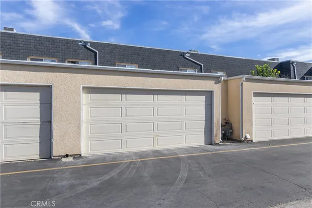 $3,150 | 19216 Hamlin Street, Unit 6, Reseda, CA 91335