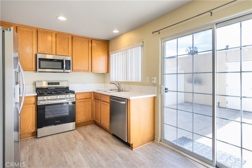 19216 Hamlin Street, Unit 6 Reseda, CA 91335 - Photo 8 of 20