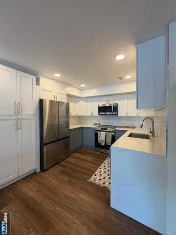 $585,000 | 101 Highway 5, Unit 206, Edgewater, NJ 07020