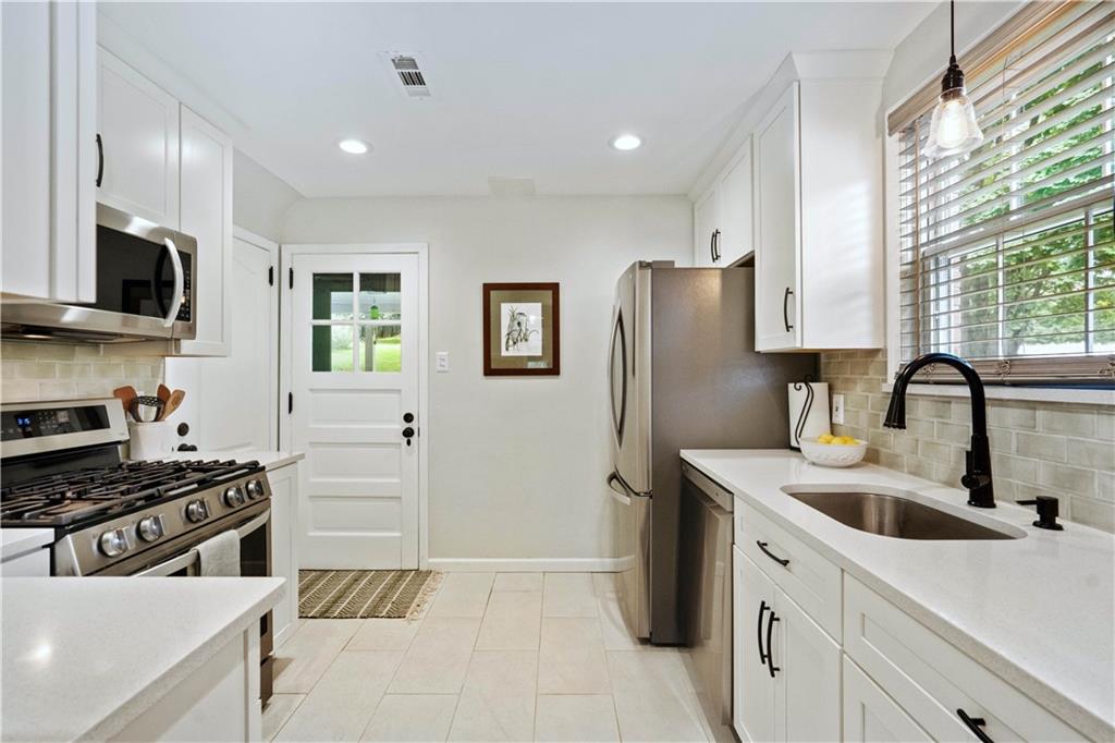 114 Lee Road Pittsburgh, PA 15237 - Photo 6 of 21 Gallery Image 6