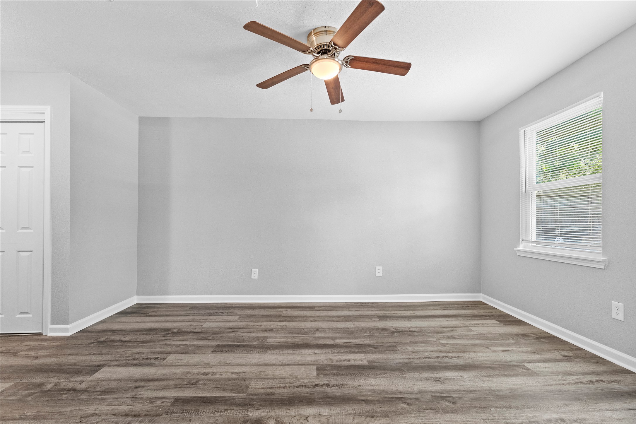 4838 Van Fleet Street Houston, TX 77033 - Photo 11 of 19 Alternate view of bedroom.