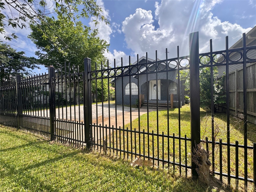 4106 Robertson Street Houston, TX 77009 - Photo 3 of 14 a view of a balcony