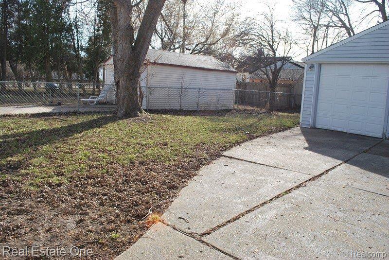 21725 Rausch Avenue Eastpointe, MI 48021 - Photo 6 of 25 Back Yard