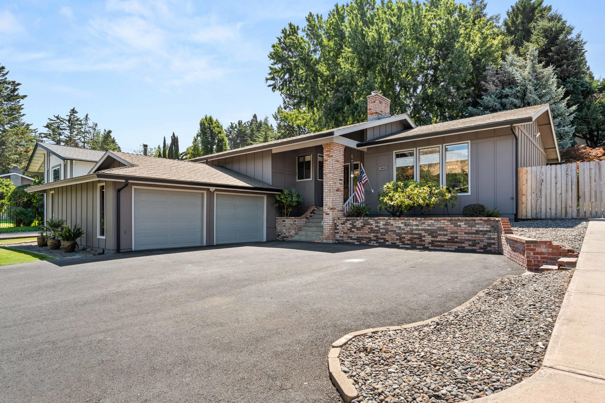 4442 Hillcrest Road Medford, OR 97504 - Photo 1 of 56 35_4442 hillcrest rd, medford-34