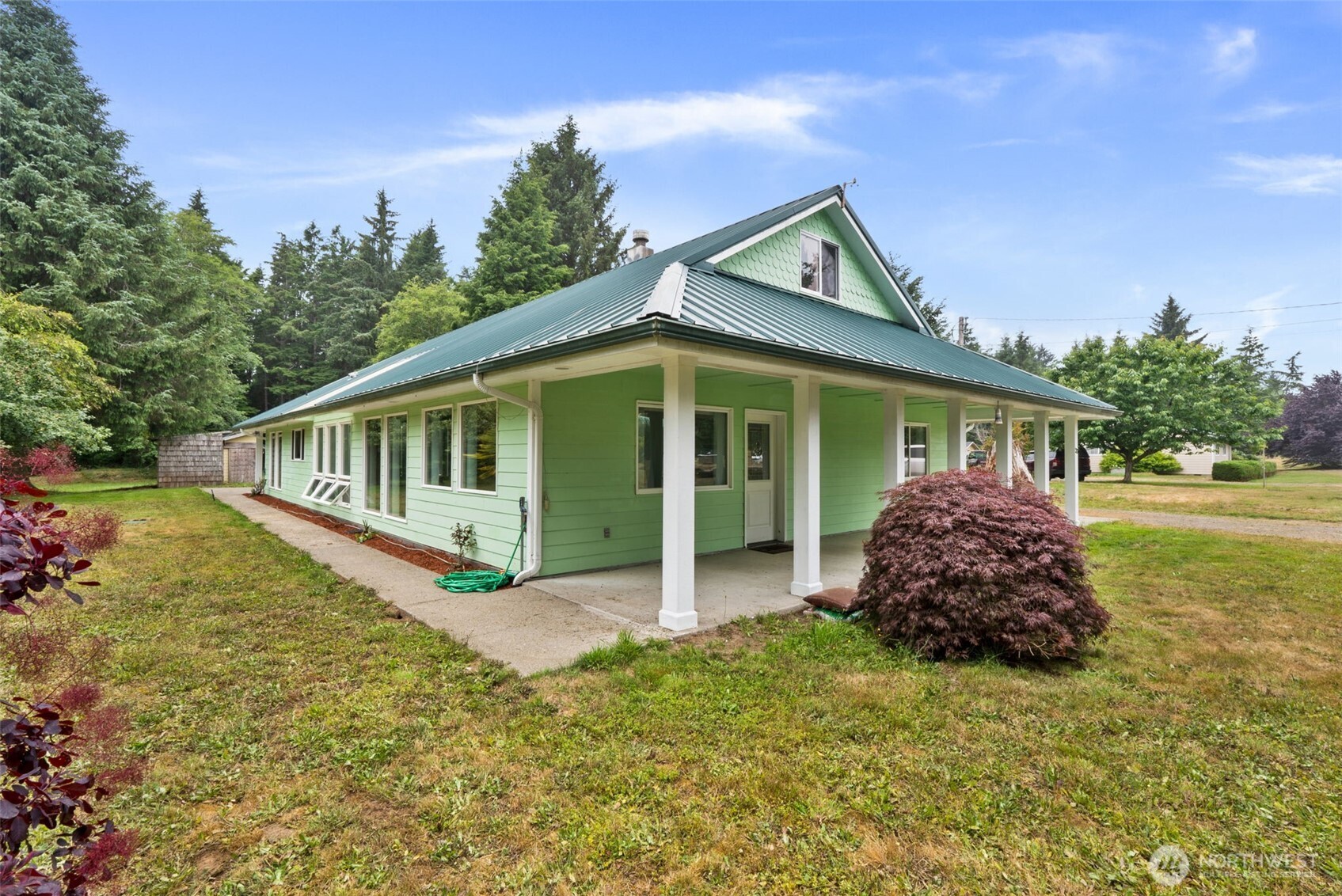 a view of a house with backyard and trees